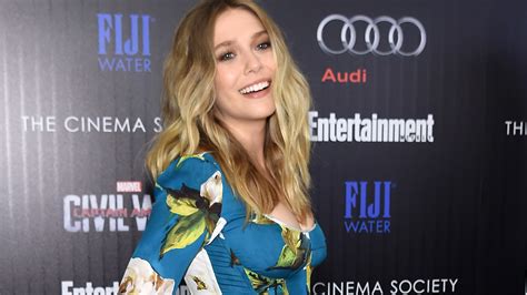 elizabeth olsen boob|Elizabeth Olsen Reveals Red Carpet Gowns Make Her Feel Very。